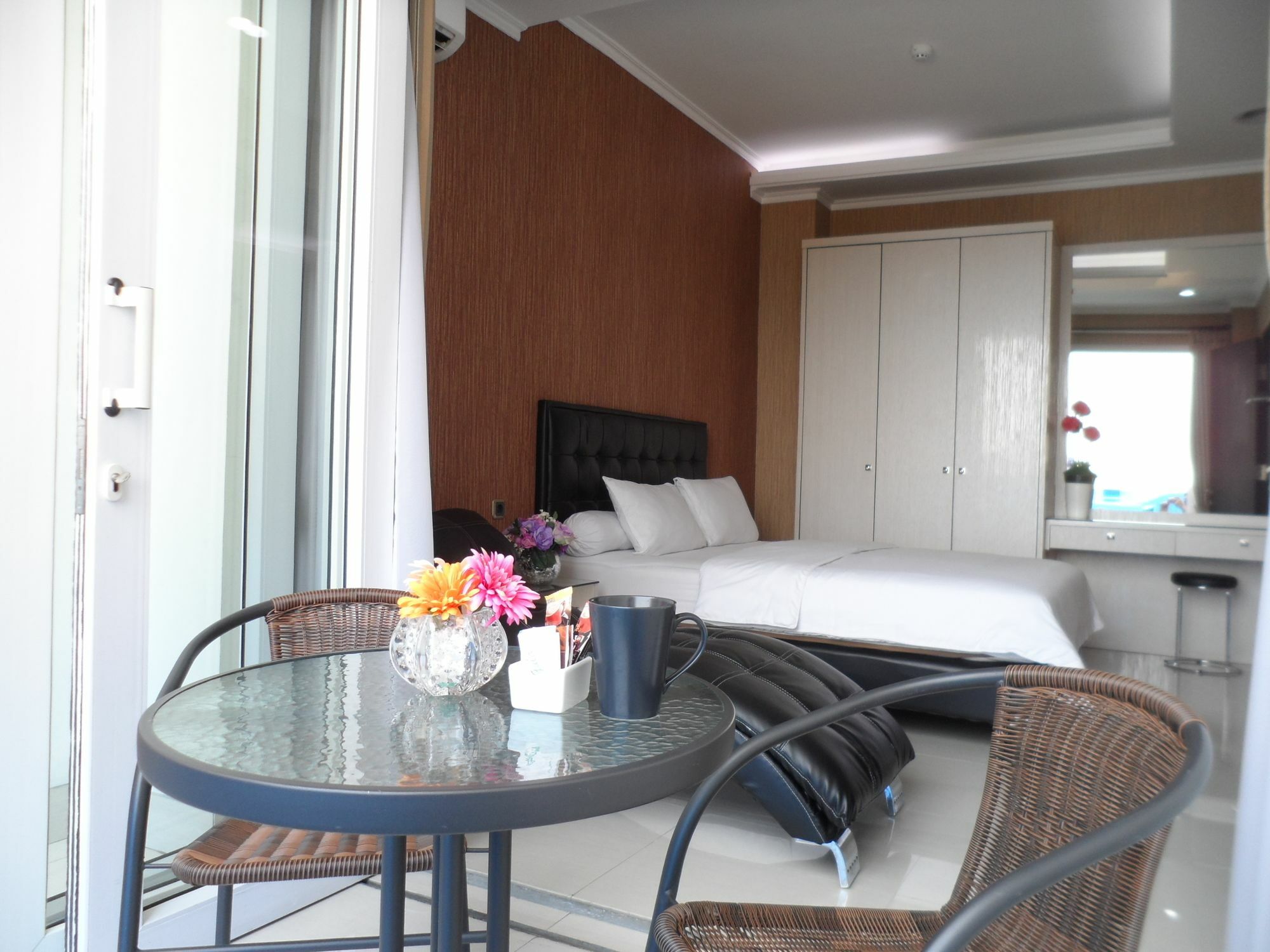 Harvia Suites Kebon Jeruk Джакарта Экстерьер фото